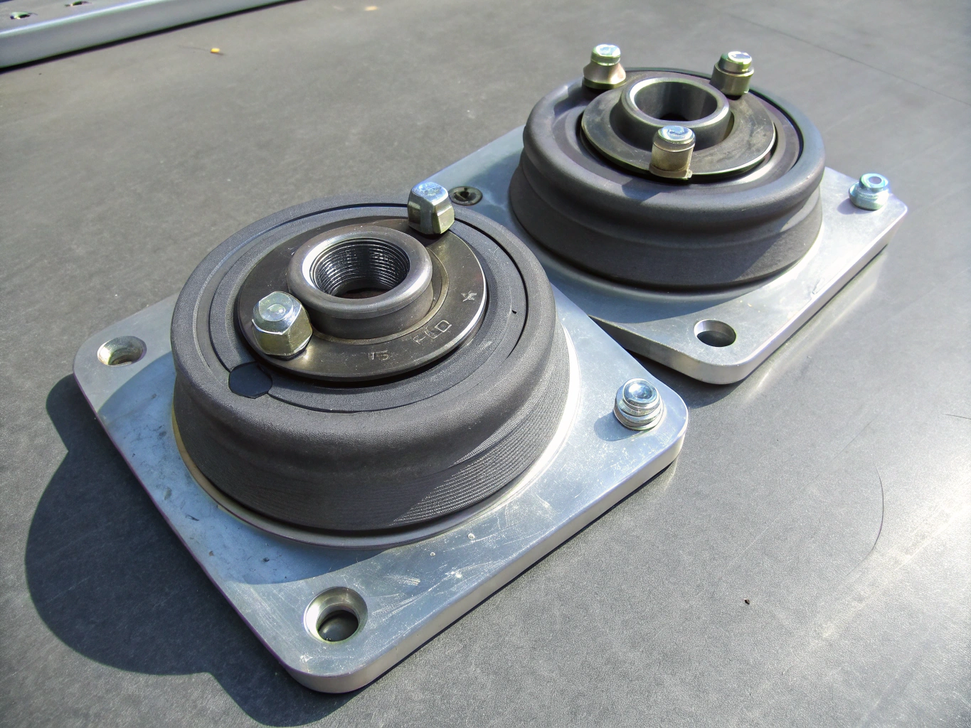 Heavy gauge automotive powertrain motor mount support bracket